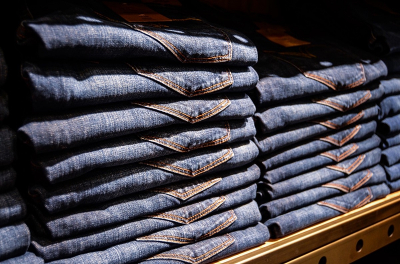 magasin-CASTAGNIERS-min_jeans_pants_blue_shop_shopping_shelf_exhibition_buy-940702