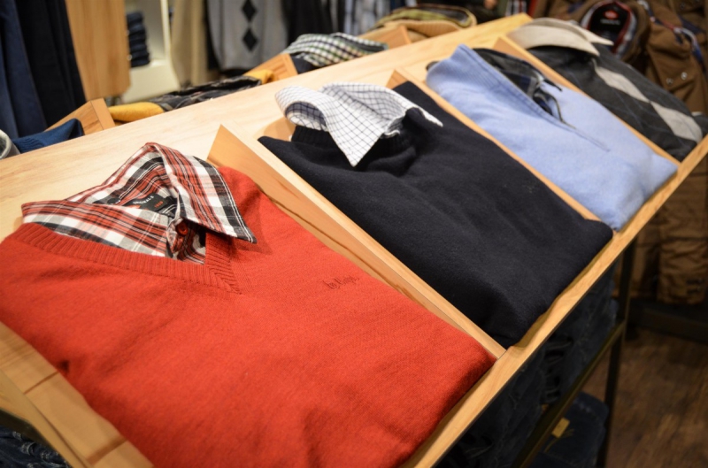 magasin-CASTAGNIERS-min_sweater_sweaters_shirts_exhibition_shop_shopping_shelf_buy-940699